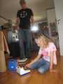 Andrea regner paa bagage vaegten